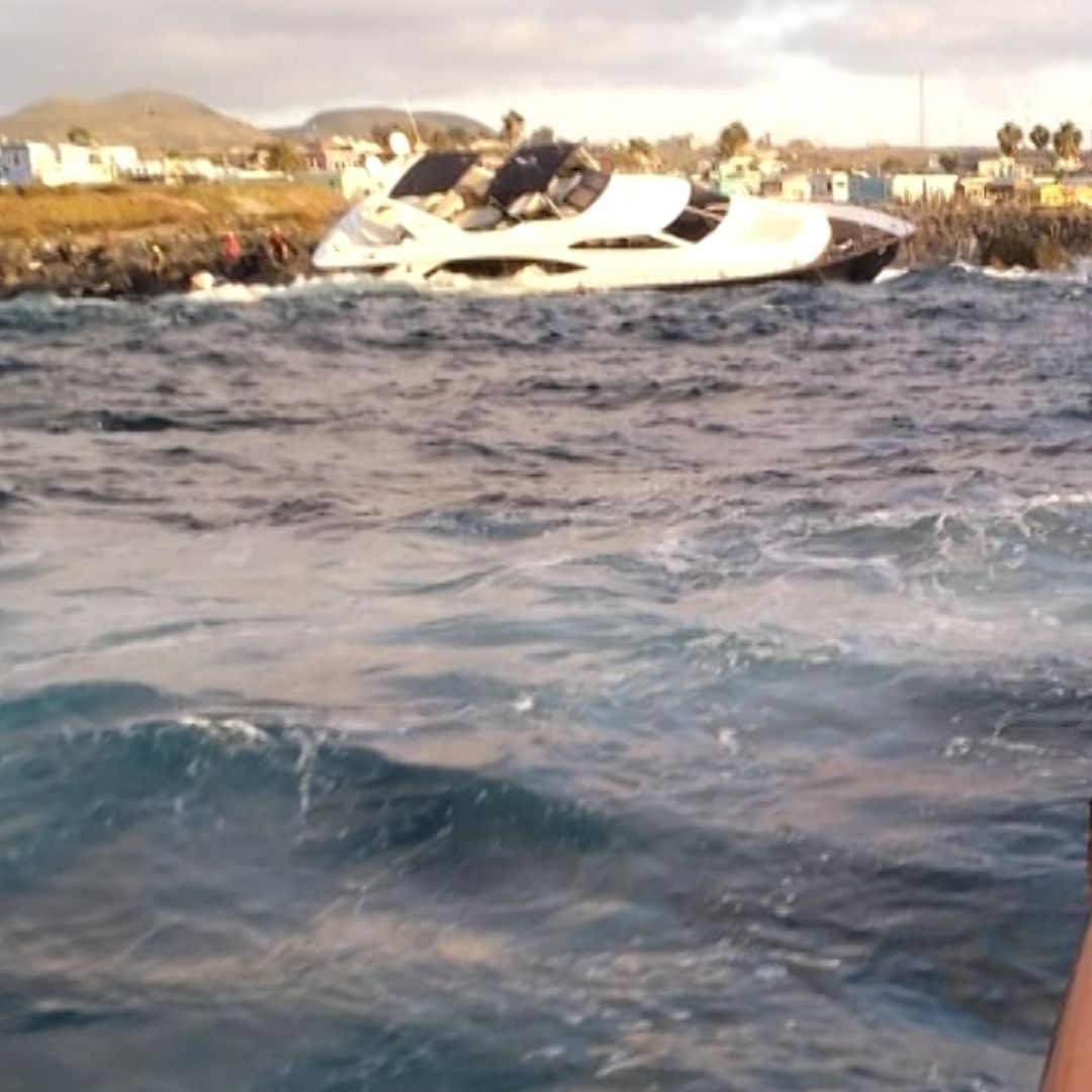 Rescatan a Estadounidense de la Tercera Edad tras Encallar Yate en Ensenada